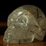 Crâne Quartz avec inclusions tourmaline noire